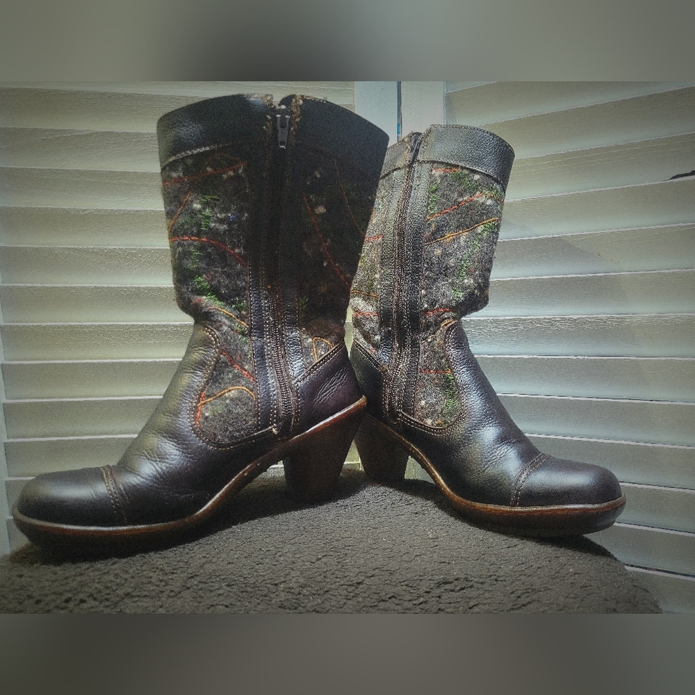 The Art Co. Stylish Genuine Leather Brown Leather Boots With Artistic Felt Upper